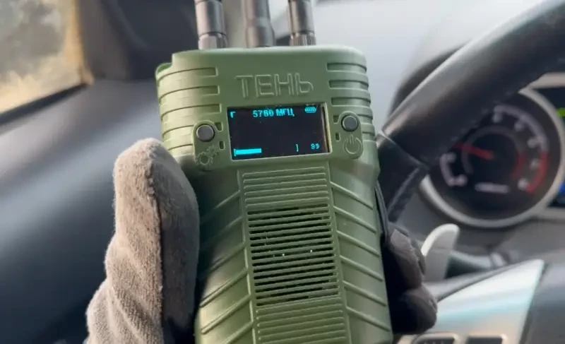 В зоне СВО тестируется новая модификация дрон-детектора «Тень», показывающая расстояние до приближающегося FPV-дрона ВСУ