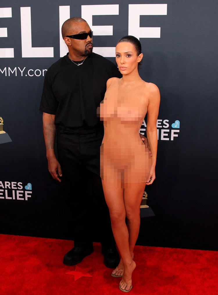 Канье Уэст лишился контракта на $20 миллионов из-за платья жены