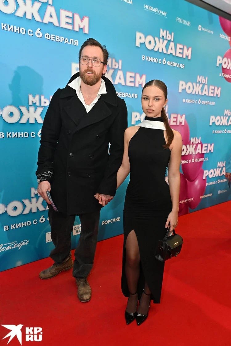 Якушев с юной возлюбленной, Цапник с Паниной в откровенном наряде: как прошла премьера комедии «Мы рожаем»