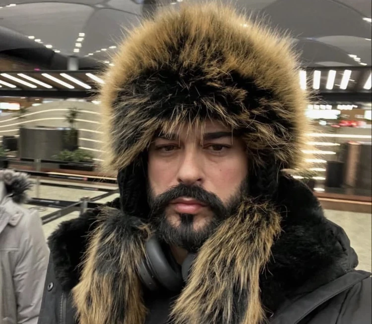 Звезда турецких сериалов Бурак Озчивит снова прилетел в Россию: прогулялся в шапке-ушанке по снежному лесу