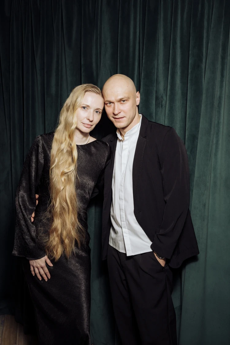 Юра Борисов в скромном костюме вместе с женой Анной и Светлана Ходченкова в эффектном образе: как прошла премьера фильма «Пророк. История Александра Пушкина» в Москве