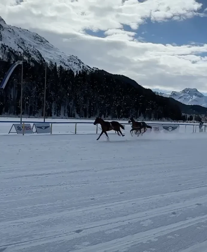 Оксана Бондаренко с дочерью посетили скачки в Швейцарии