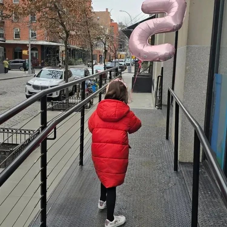 Данила Козловский показал свою американскую дочь в день ее 5-летия