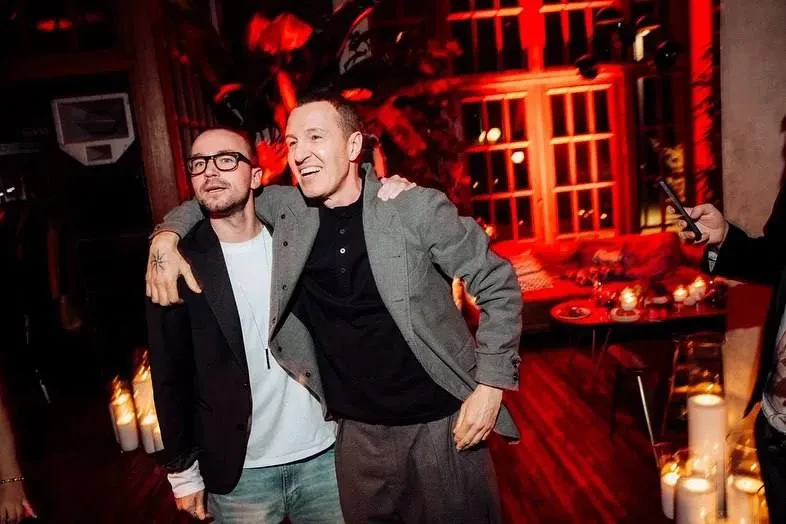 Александр Петров отметил день рождения с беременной женой и друзьями, среди которых — Юра Борисов