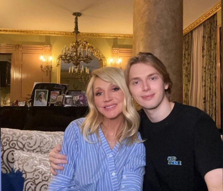 Внуки Пугачевой разругались из-за политики