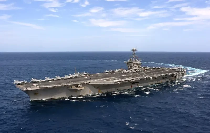 Командир авианосца ВМС США освобождён от должности после столкновения с сухогрузом