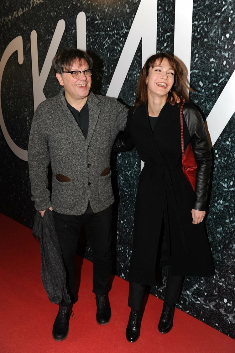 Дочь пошла по стопам матери, а вдовец оплакивает любимую: как живет семья актрисы Евгении Брик после ее смерти