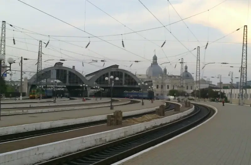 Украинские медиаресурсы показали кадры с поездом, загоревшимся на вокзале Львова