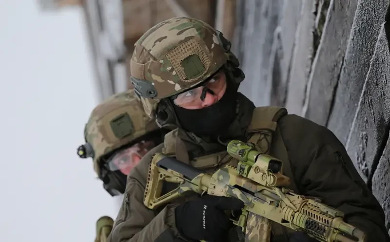 «Действовать надо было быстро»: показаны кадры рукопашной схватки разведчика ВС РФ с украинским боевиком