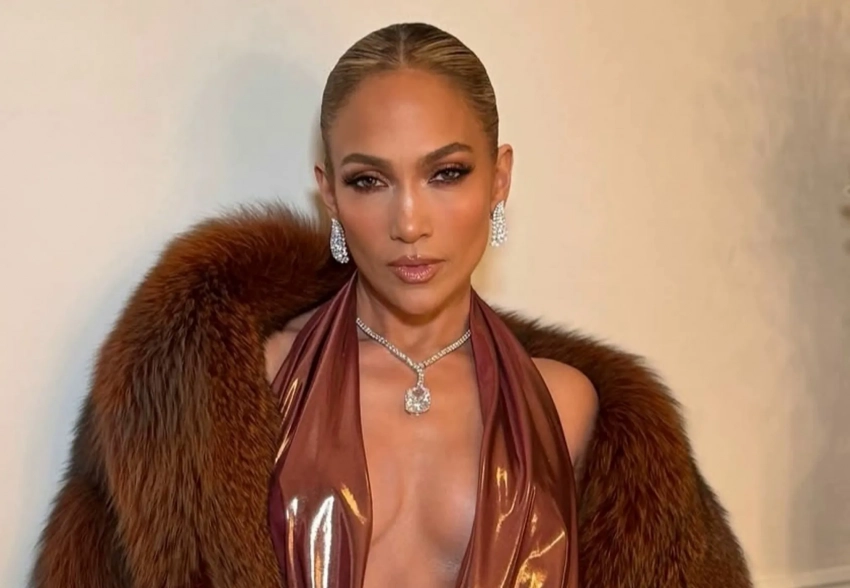 Дженнифер Лопес в шубе и с глубоким декольте на вечеринке перед "Грэмми"