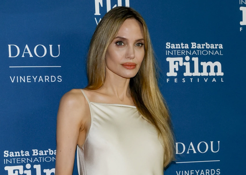 Анджелина Джоли в платье-комбинации посетила кинопремию в Калифорнии