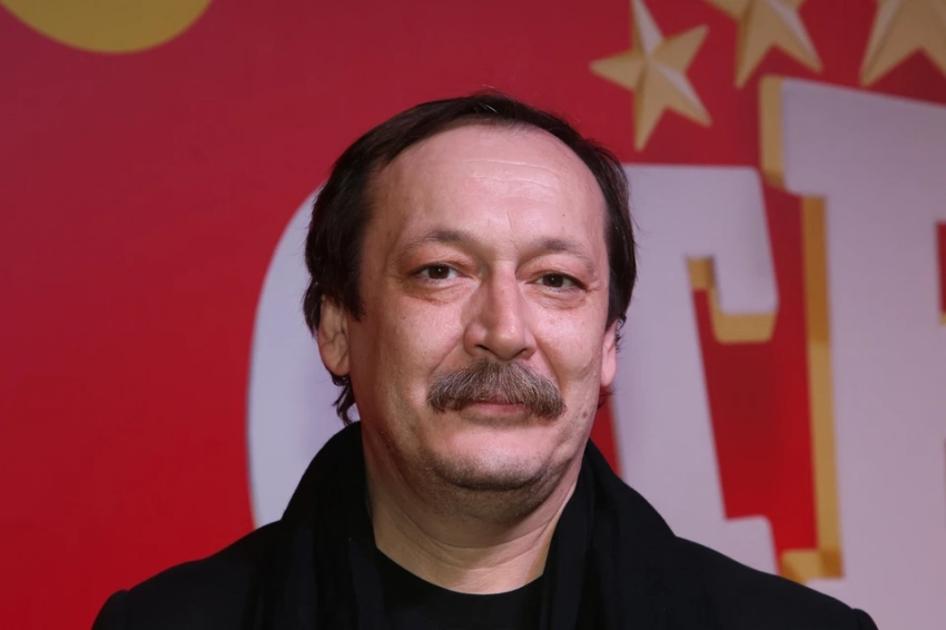 Роман с Верой Сотниковой, страшные депрессии и работа дворником: тяжелые испытания в жизни Владислава Ветрова