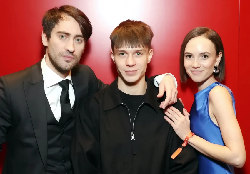 Фёдор Бондарчук (снова без обручального кольца), Стася Милославская и Глеб Калюжный на премьере сериала "Челюскин. Первые"