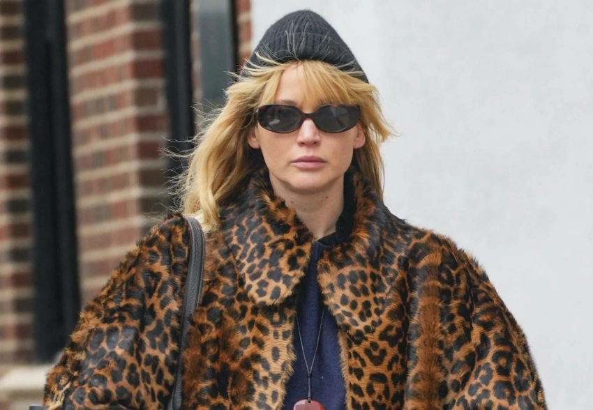 Беременная Дженнифер Лоуренс гуляет по Нью-Йорку в леопардовом пальто из шерсти пони