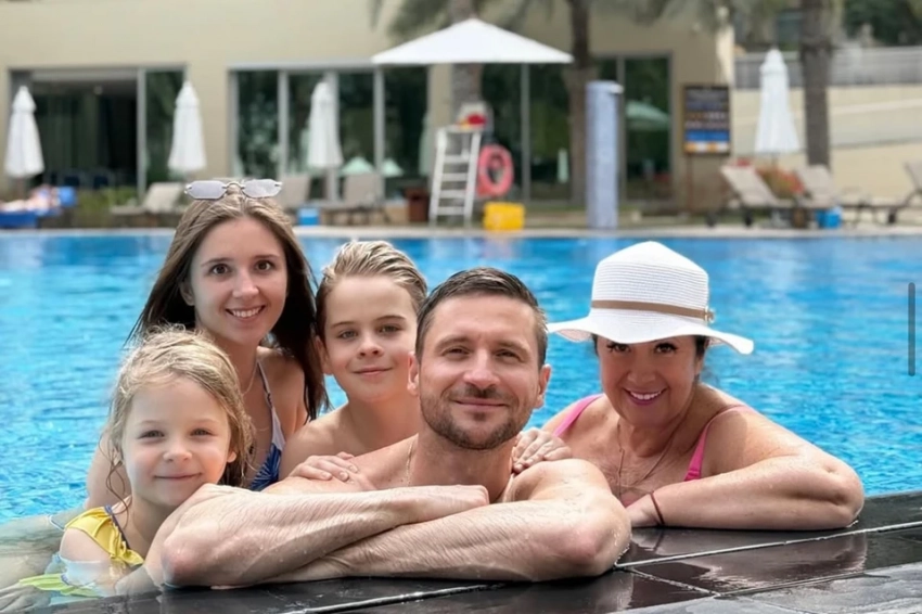 Лазарев показал, как его дети отдыхают в Дубае: сын играет в футбол, а дочь танцует под Sigma Boy