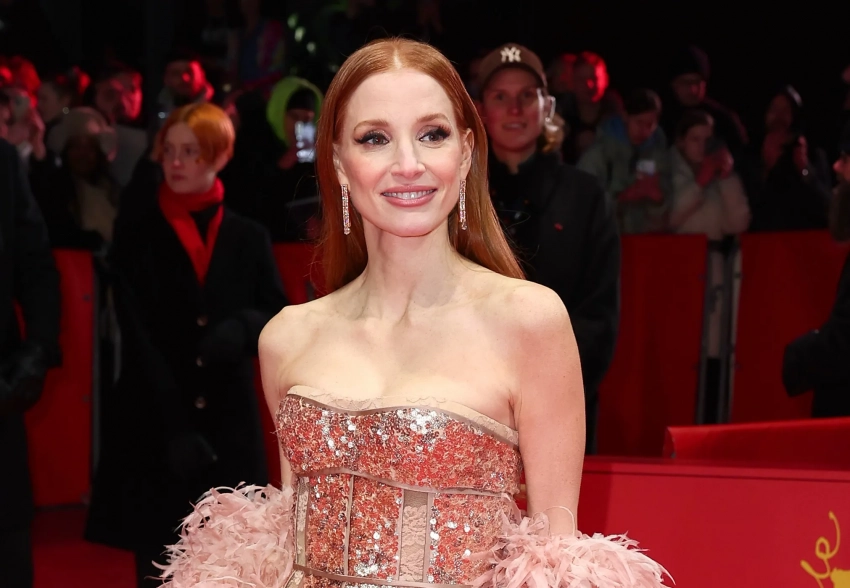 Джессика Честейн, Сидни Суини и Роберт Паттинсон в образе рокера на Берлинском кинофестивале