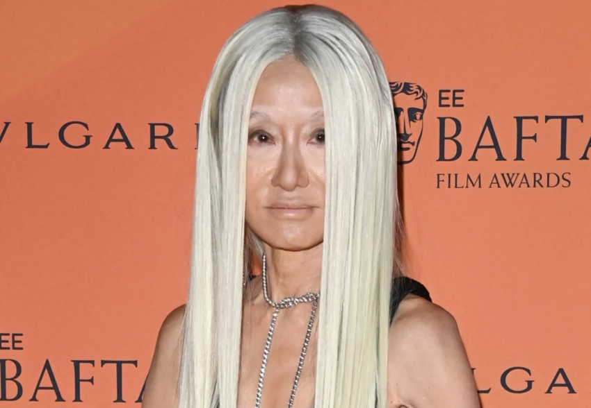 75-летняя Вера Вонг вышла в свет в необычном образе