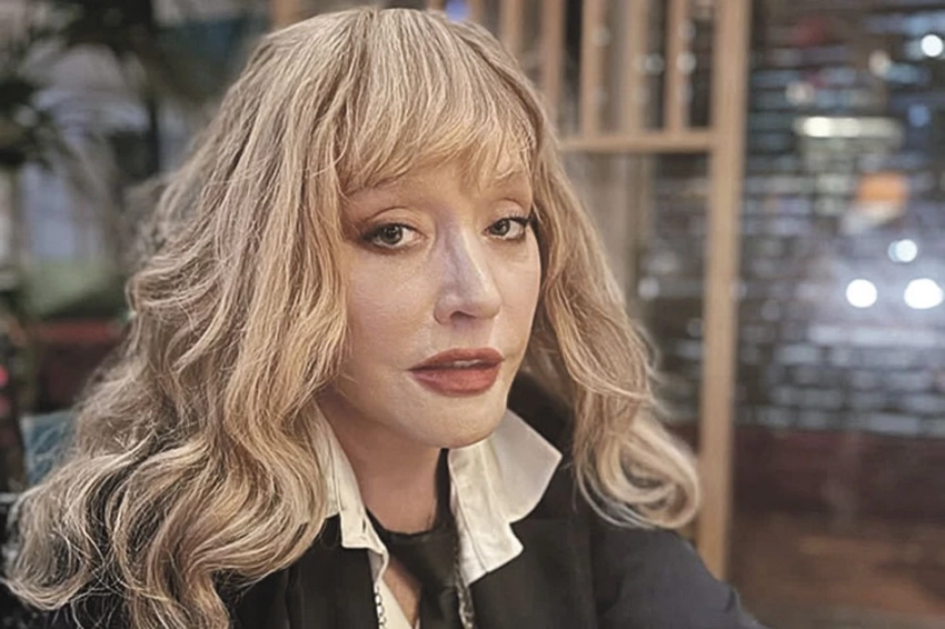 Замок Пугачевой упал в цене из-за плесени: Забор порос мхом, крыша дома частично облупилась