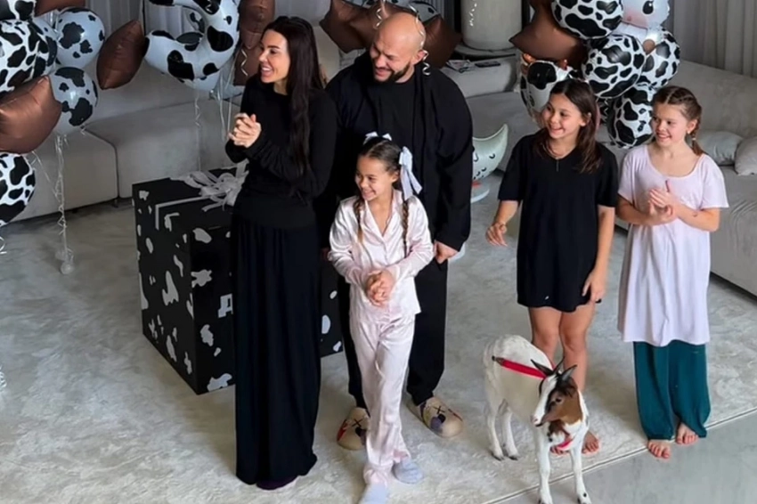 Оксана Самойлова и Джиган подарили своему сыну на пятилетие настоящую корову