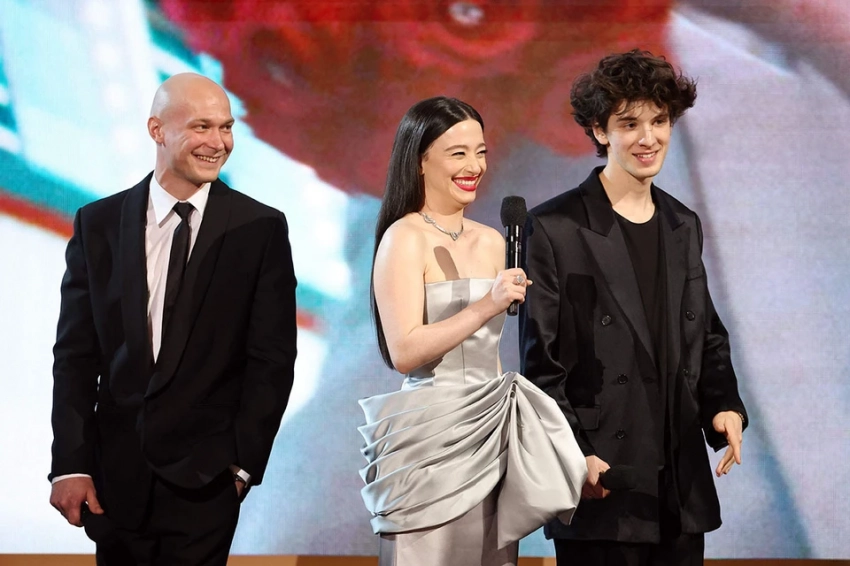 Умиляющий английский Марка Эйдельштейна, Тимоти Шаламе с мамой и роскошная Селена Гомес в ретро-образе: Как прошла SAG Awards