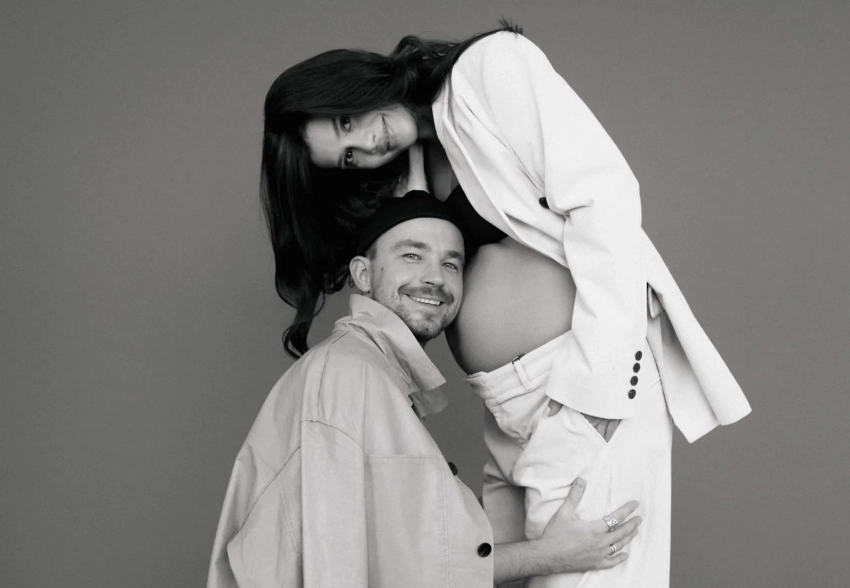 Александр Петров и его беременная жена снялись в фотосессии в преддверии рождения ребёнка