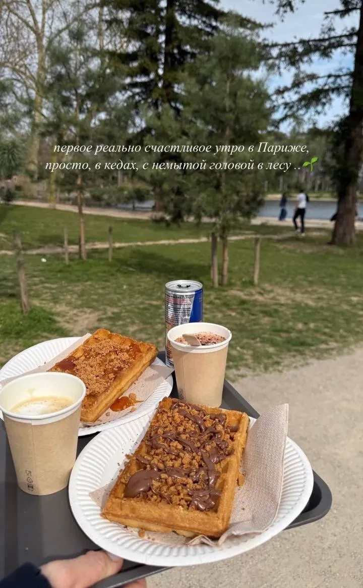 Невкусная еда и неинтересные показы: как Zivert провела время на Неделе моды в Париже