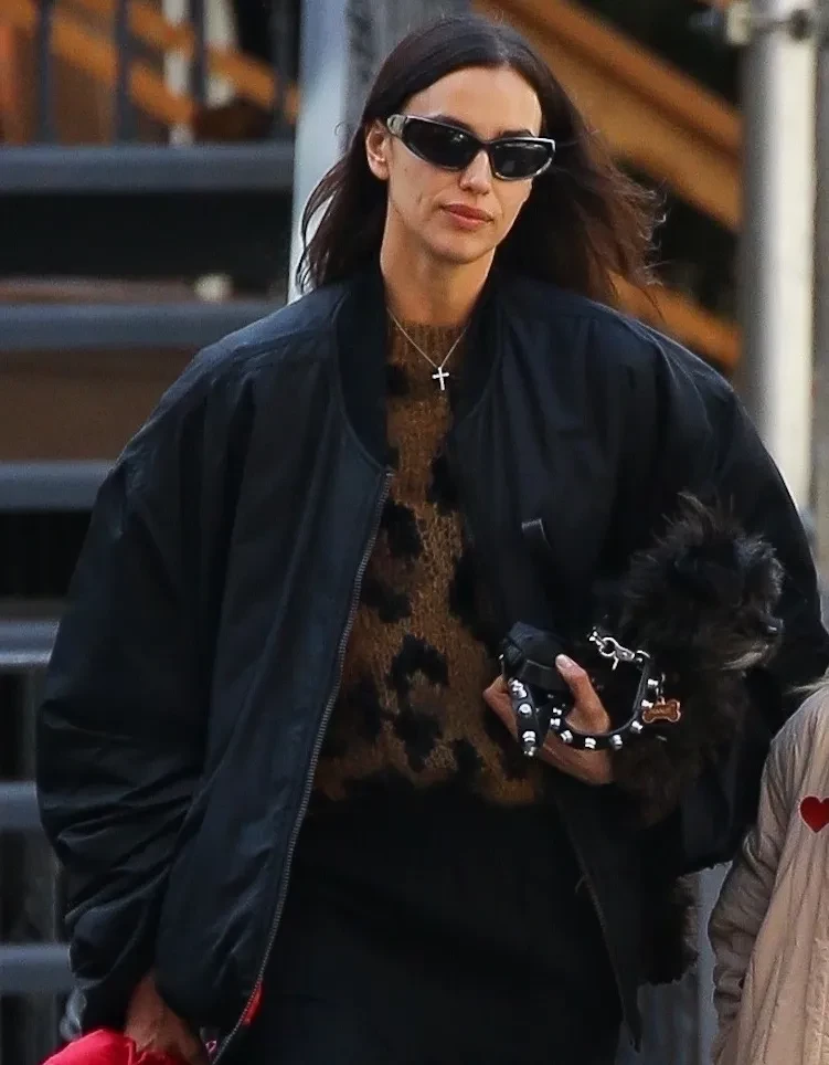 Ирину Шейк засняли на прогулке с дочерью Леей