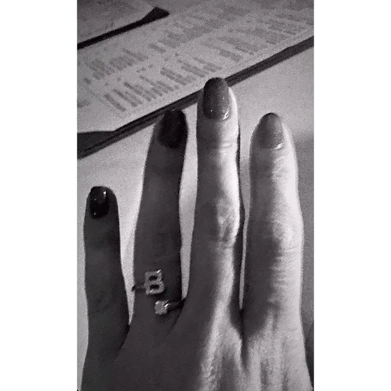 Селена Гомес продала бриллиантовое кольцо, подаренное её женихом Бенни Бланко, за 12 долларов