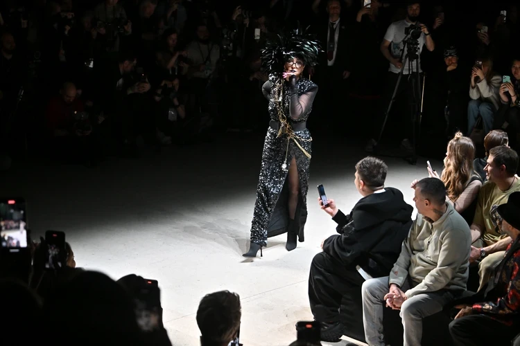 Мех, пайетки и Лолита в перьях: на Московской неделе моды прошел показ Игоря Гуляева