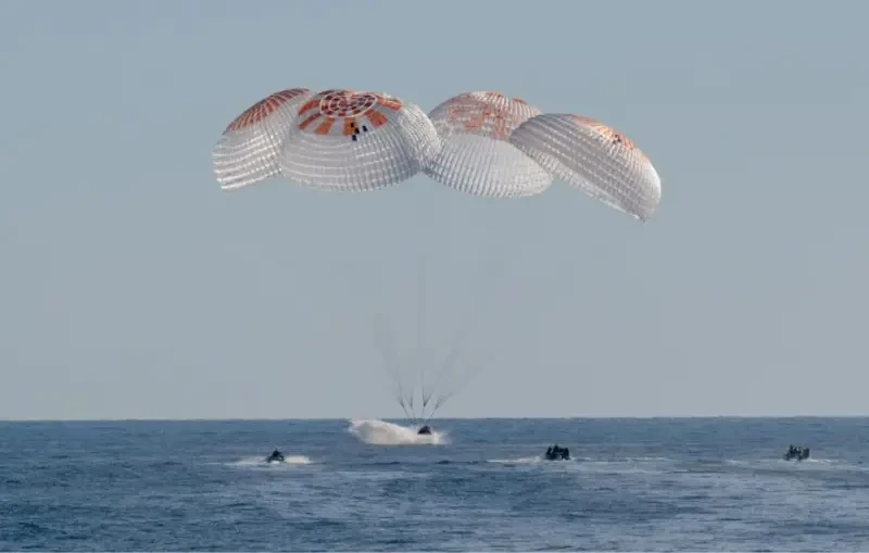 Застрявшие на орбите на девять месяцев астронавты НАСА вернулись на Землю