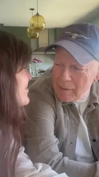 Дочери Брюса Уиллиса опубликовали архивные кадры с отцом в честь его юбилея