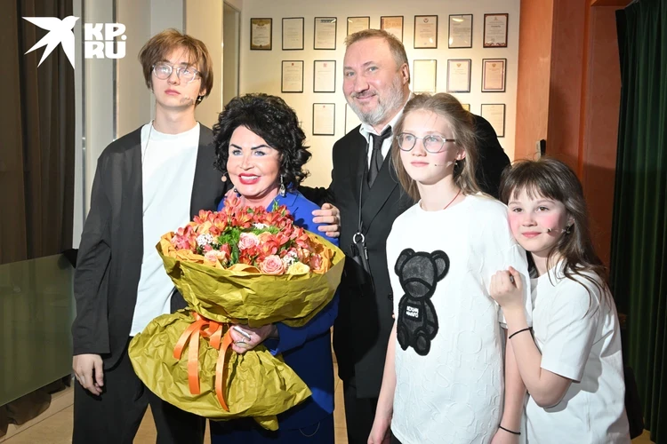 Неожиданный дуэт: Ольга Бузова и Надежда Бабкина исполнили песню Made in Russia на юбилее народной артистки