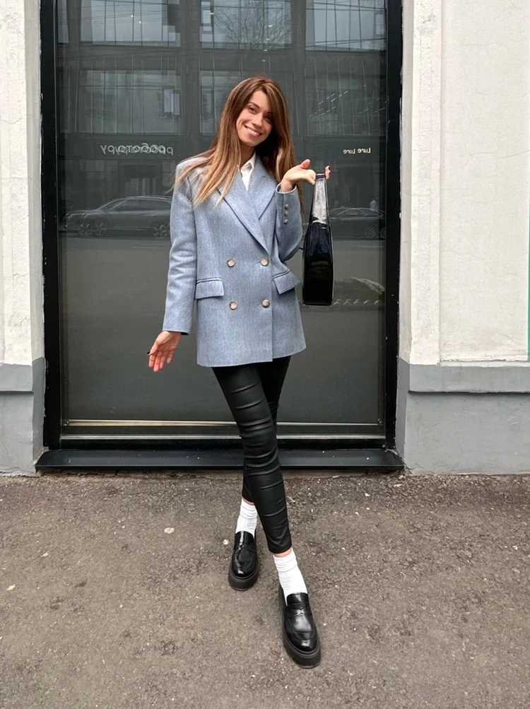 Водонаева — в винтажном пальто с меховым воротником, Бондарчук — в пальто-пиджаке и кожаном берете: топ образов на весну от знаменитостей