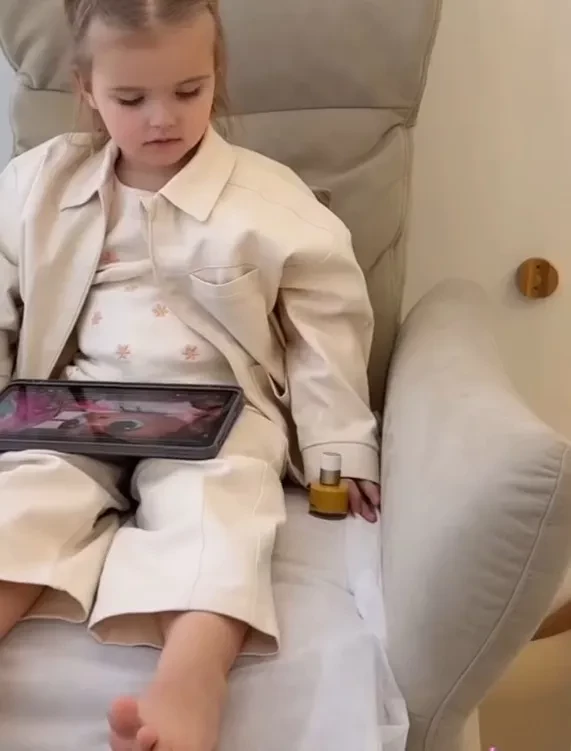 Алеся Кафельникова сводила трёхлетнюю дочь на маникюр