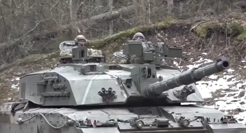 Британский принц Уильям «прокатился» на танке недалеко от российской границы