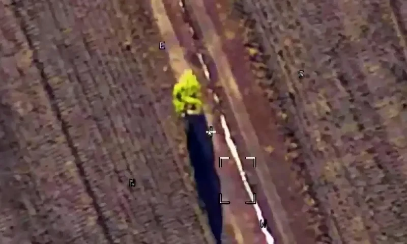 Что-то здесь не так: бегущий из Курской области боевик ВСУ замаскировался под куст — кадры Минобороны РФ