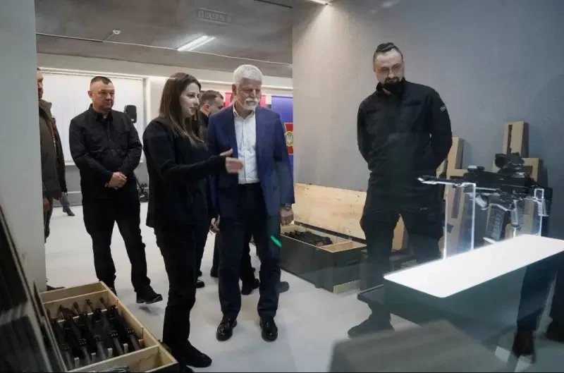 Чешские винтовки CZ BREN 2, собираемые на Украине, показали президенту Чехии во время его визита в страну