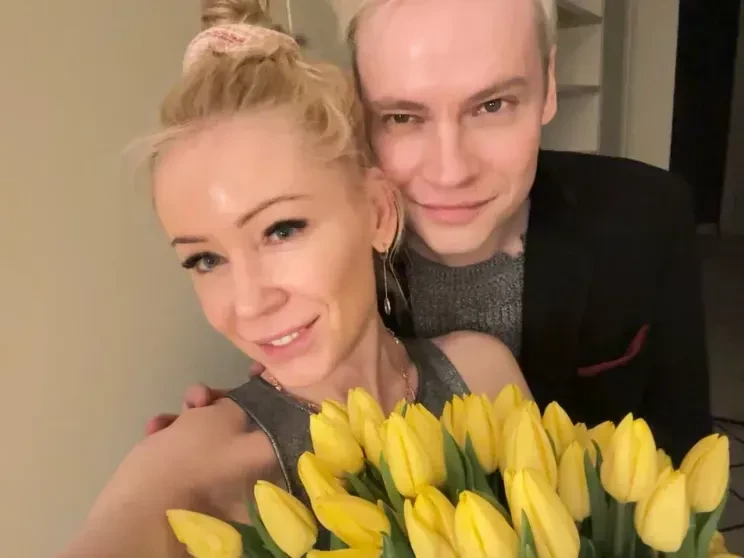 Встретился со своей учительницей, обнял старый рояль и позвонил Мизулиной: Шаман провёл урок музыки в своей родной школе