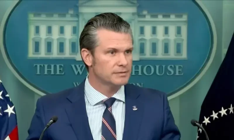 Пресса США: шеф Пентагона приводил жену на встречи с иностранными военными, на которых обсуждалась конфиденциальная информация