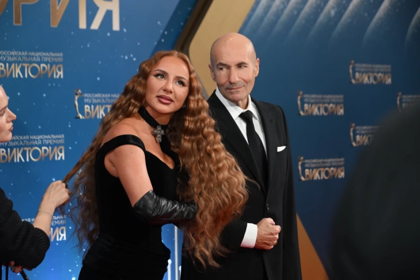 «На красную дорожку без мужа»: Анна Асти подогрела слухи о разводе