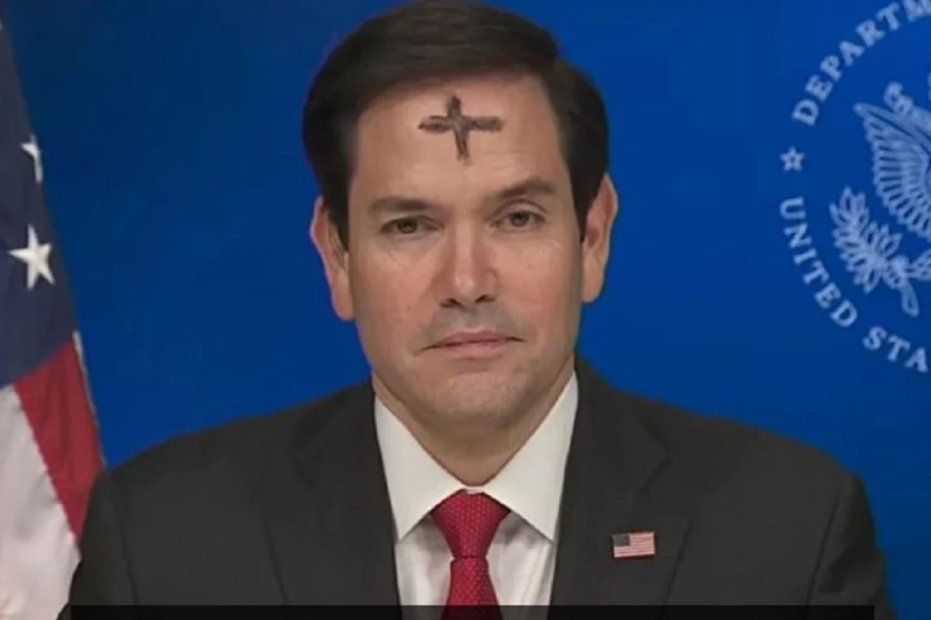 С крестом на лбу появился в прямом эфире госсекретарь США Марко Рубио