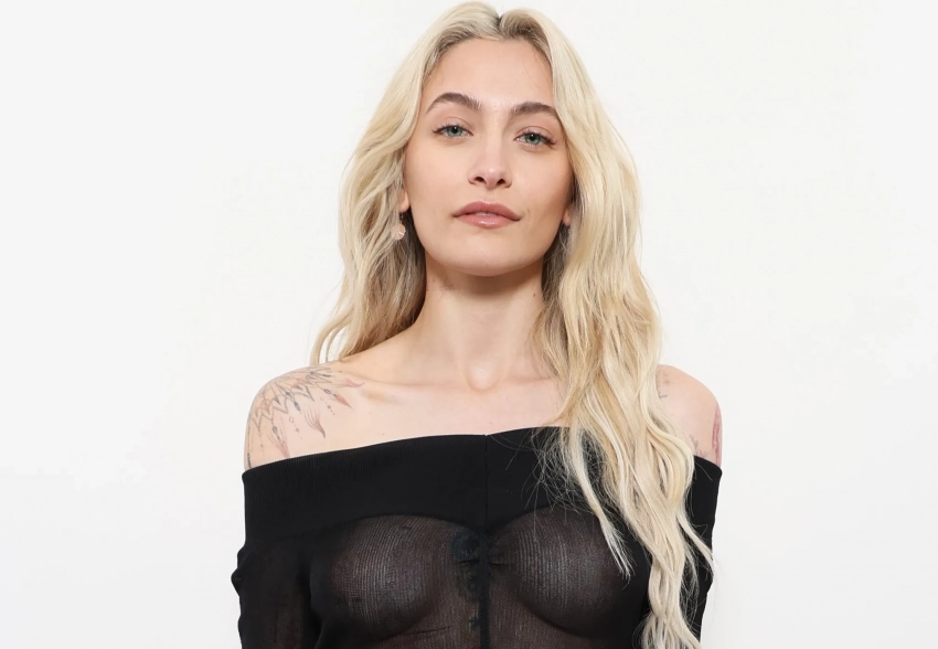 Пэрис Джексон появилась на Неделе моды в Париже в "голом" платье