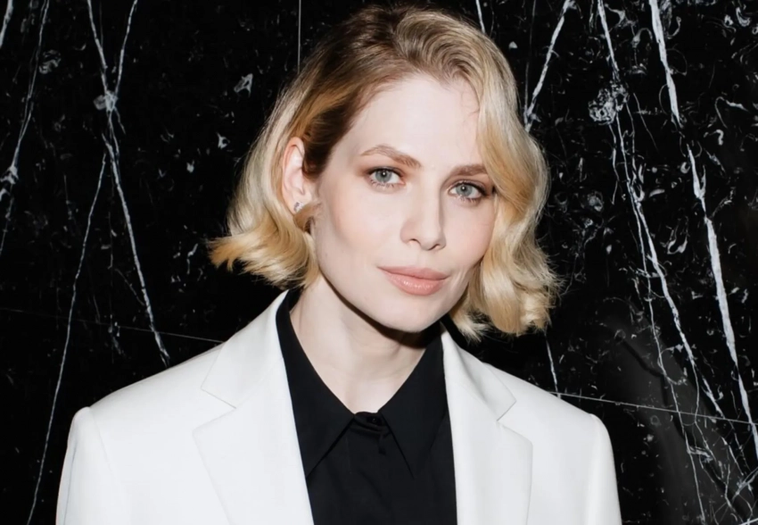 Юлия Снигирь вышла в свет в своём новом образе блондинки