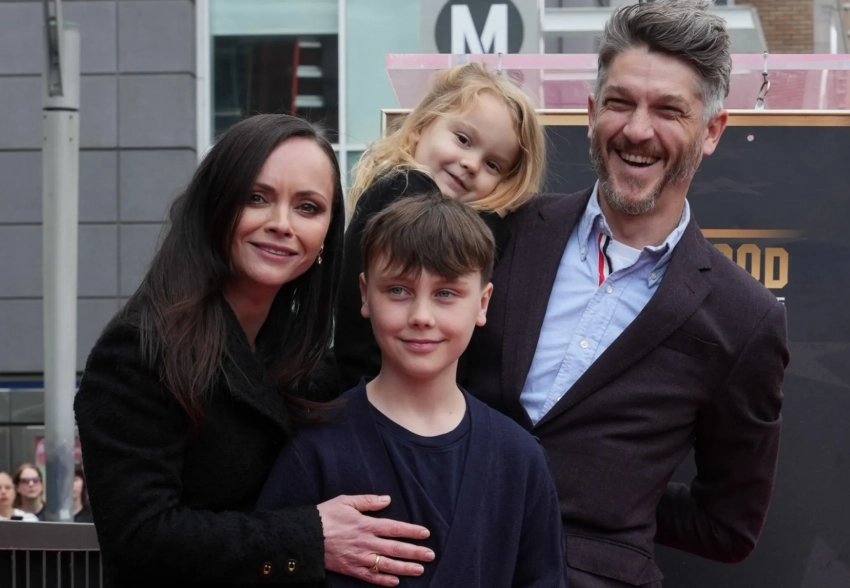 Муж и дети поддержали Кристину Риччи, которая получила звезду на "Аллее славы"