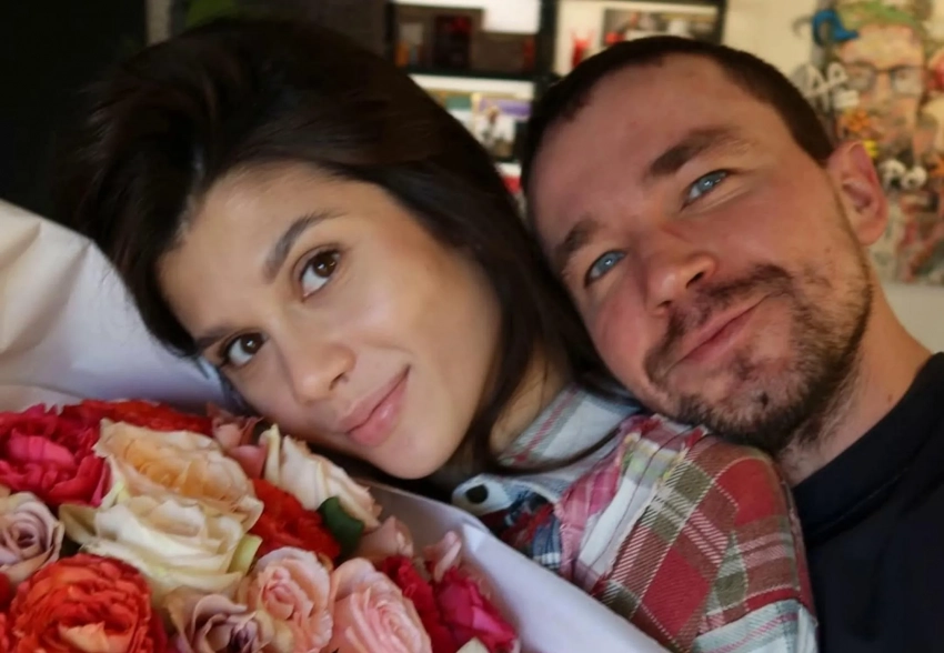 Александр Петров показал, как поздравил с 8 марта свою беременную жену Викторию