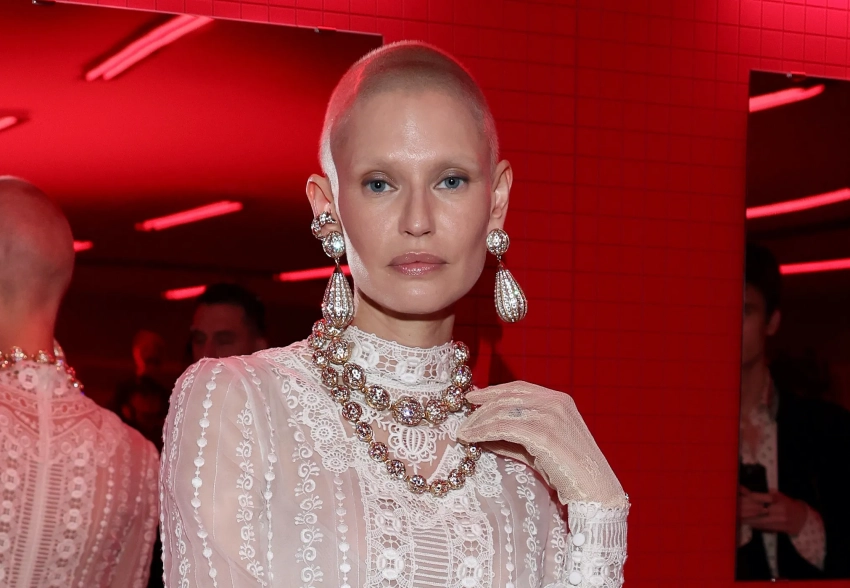 Неделя моды в Париже: Бьянка Балти, Джорджина Родригес и Ксения Шипилова среди гостей, сын Наоми Уоттс — на подиуме на показе Valentino