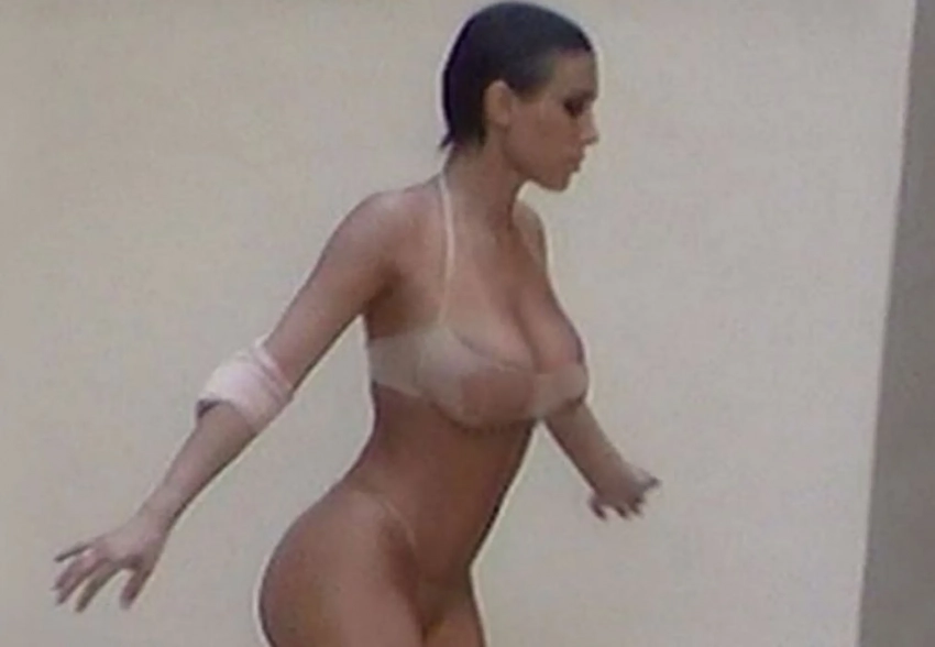 Бьянка Цензори показала, как каталась голой на роликах