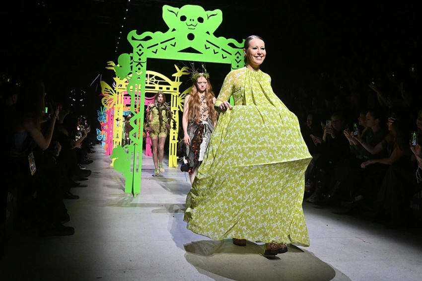 Открытие Московской недели моды: Собчак в платье «кукла на чайнике» от Vereja показала язык, а Рогов продемонстрировал буйство цвета и принтов