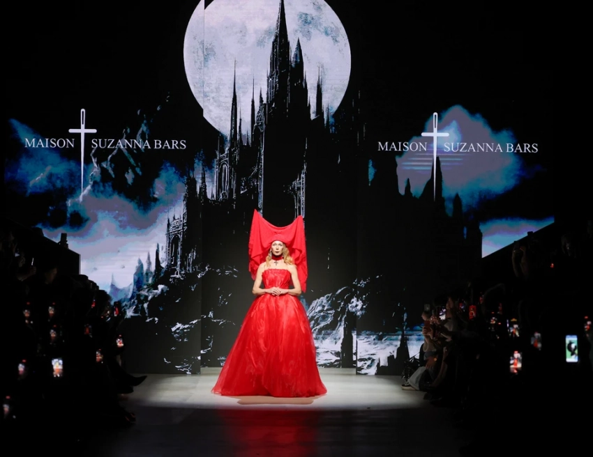 Московская неделя моды продолжается: Дина Саева в алом платье на показе Solangel, наряды с картинами Микеланджело от Sergey Sysoev и готическое шоу от Сузанны Барс