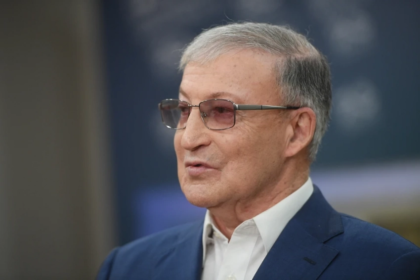 Сатирика Семена Альтова готовят к операции в больнице Петербурга